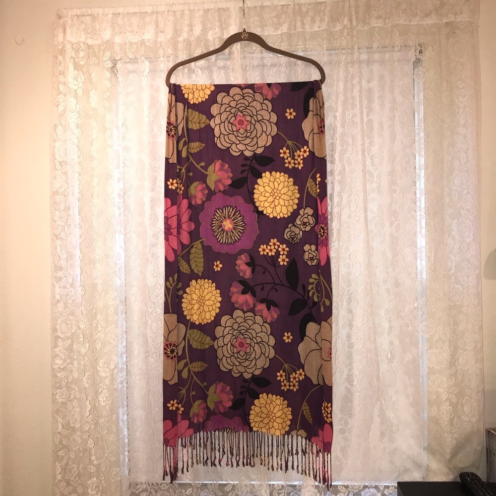 Gorgeous scarf/shawl.